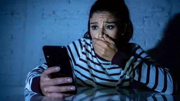 التحقيق في مزاعم أسرة قاصر ضد مدرب كرة طائرة في نادٍ معروف بتهمة الاعتداء والابتزاز عبر مكالمات غير ملائمة. التحقيق في مزاعم أسرة قاصر ضد مدرب كرة طائرة في نادٍ معروف بتهمة الاعتداء والابتزاز عبر مكالمات غير ملائمة.