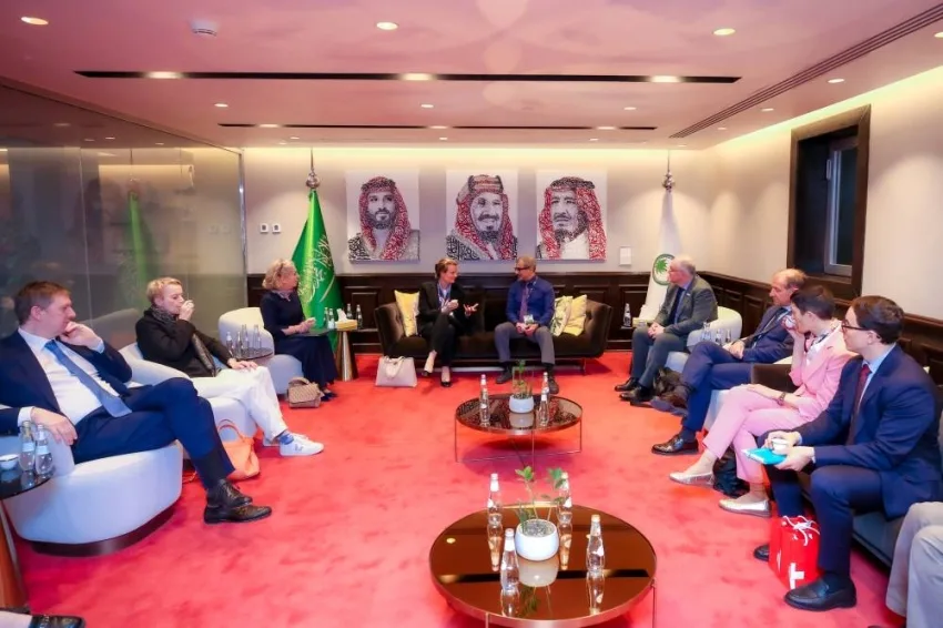 التخصصي يستضيف وفدًا من سويسرا لمناقشة الشراكات الدولية وتعزيز الابتكار في الرعاية التخصصية. التخصصي يستضيف وفدًا من سويسرا لمناقشة الشراكات الدولية وتعزيز الابتكار في الرعاية التخصصية.