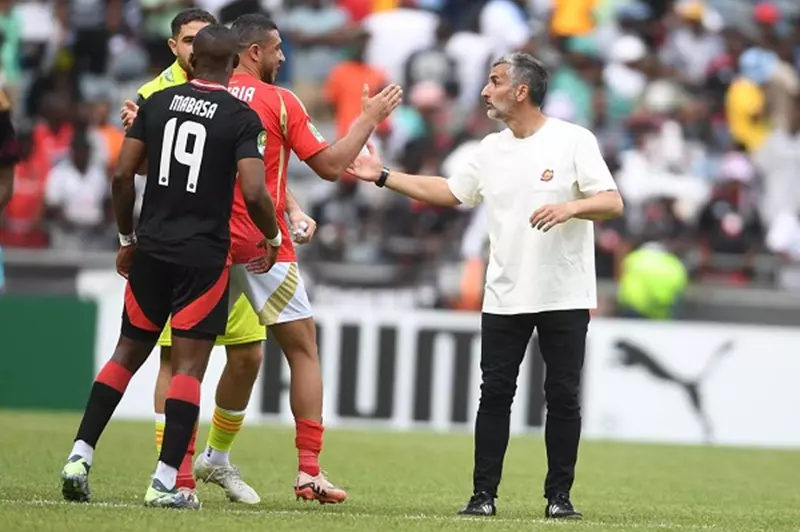 التعاقد الأول.. تقارير من جنوب إفريقيا: ريفيرو قد يجلب لاعباً من أورلاندو إلى الأهلي التعاقد الأول.. تقارير من جنوب إفريقيا: ريفيرو قد يجلب لاعباً من أورلاندو إلى الأهلي