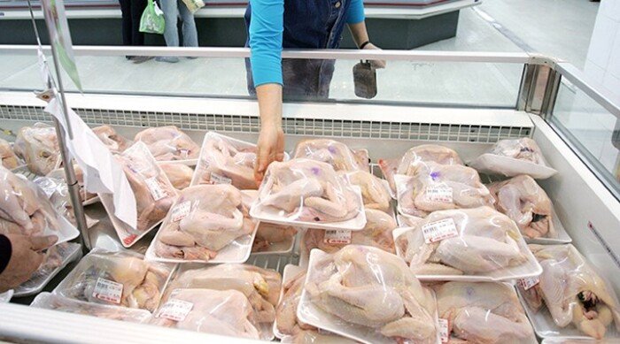 التموين: تخفيض سعر كيلو الدواجن المجمدة بالمجمعات الاستهلاكية إلى 125 جنيهًا