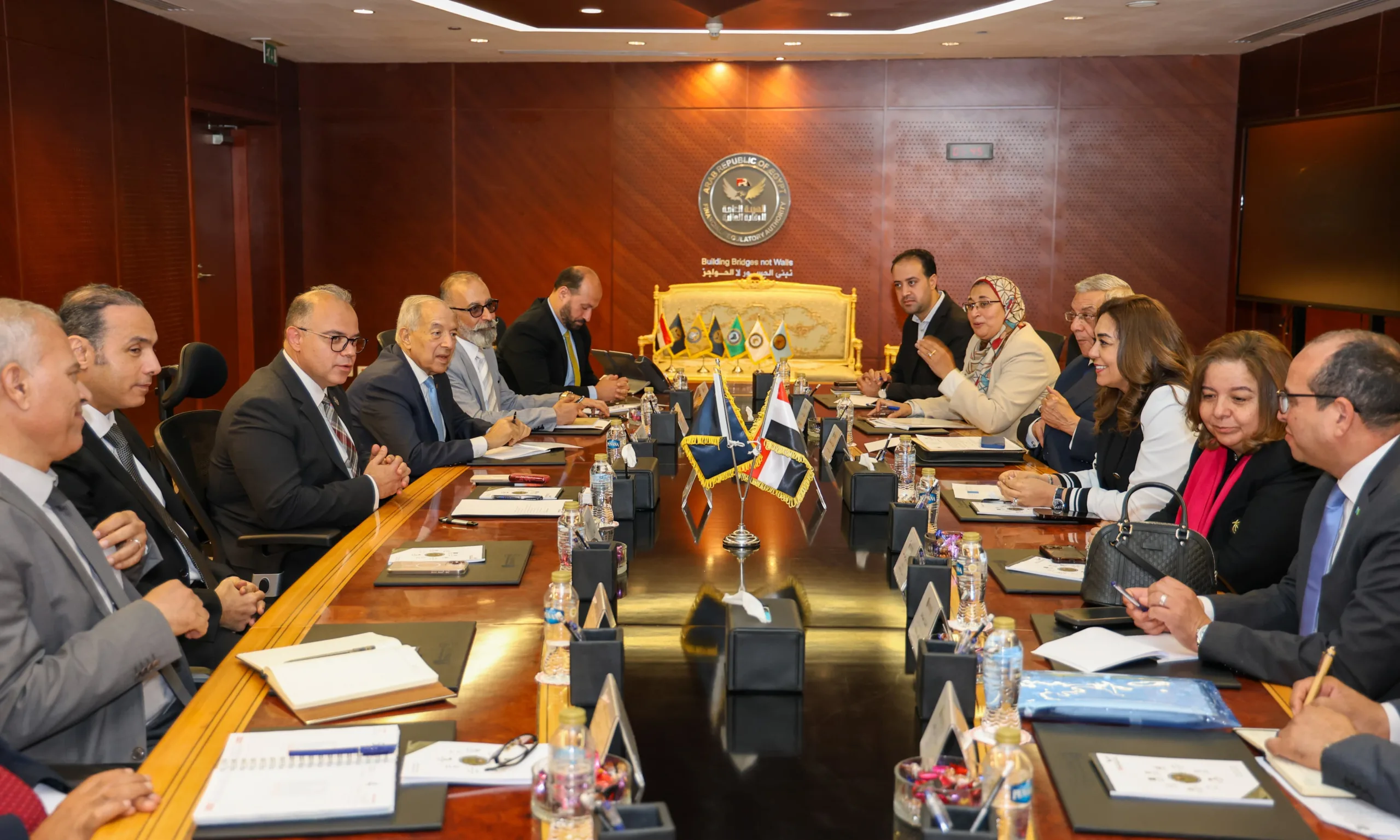التنمية المحلية تبحث كيفية الاستفادة من الخدمات المالية غير المصرفية في المحافظات