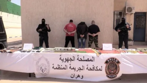 الجزائر: إحباط شبكة إجرامية في وهران وضبط ذخائر ومعدات حساسة وأسلحة من الفئتين الرابعة والخامسة (صور) الجزائر: إحباط شبكة إجرامية في وهران وضبط ذخائر ومعدات حساسة وأسلحة من الفئتين الرابعة والخامسة (صور)