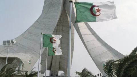 الجزائر تطلب من 15 دبلوماسياً فرنسياً الرحيل عن أراضيها بشكل عاجل.