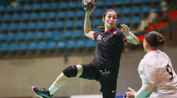 الجمعية الرياضية النسائية تُتوج بكأس الكؤوس الإفريقية لليد بعد انتصارها على البنك الأهلي.