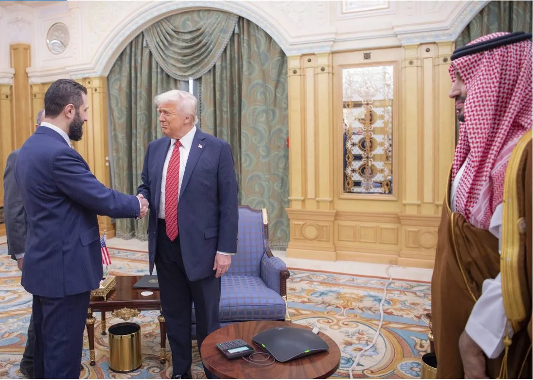 الجهاز الغامض على طاولة ترامب يثير الفضول خلال لقاء غير متوقع مع الرئيس السوري الجهاز الغامض على طاولة ترامب يثير الفضول خلال لقاء غير متوقع مع الرئيس السوري