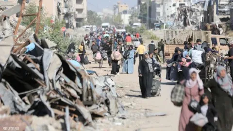 الجيش الإسرائيلي يطالب الفلسطينيين بإخلاء مخيم جباليا و13 منطقة في شمال غزة، ويدعو لتصدي لصواريخ من القطاع.. إدخال 100 شاحنة مساعدات مع تفاقم أزمة المجاعة. الجيش الإسرائيلي يطالب الفلسطينيين بإخلاء مخيم جباليا و13 منطقة في شمال غزة، ويدعو لتصدي لصواريخ من القطاع.. إدخال 100 شاحنة مساعدات مع تفاقم أزمة المجاعة.