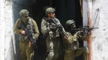 الجيش الإسرائيلي يطلق النار على شاب فلسطيني خلال عملية اقتحام في حي شرقي محافظة قلقيلية بشمال الضفة الغربية.