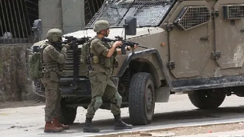 الجيش الإسرائيلي يطلق النار على فلسطينيين اثنين ويمتنع عن اعتقال ثالث خلال عملية اقتحام لبلدة سعير في محافظة الخليل بالضفة الغربية المحتلة. الجيش الإسرائيلي يطلق النار على فلسطينيين اثنين ويمتنع عن اعتقال ثالث خلال عملية اقتحام لبلدة سعير في محافظة الخليل بالضفة الغربية المحتلة.