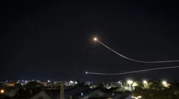 الجيش الإسرائيلي يعلن عن تصدي لصاروخ انطلق من اليمن بعد تنفيذ غارات على مينائي الحديدة والصليف.