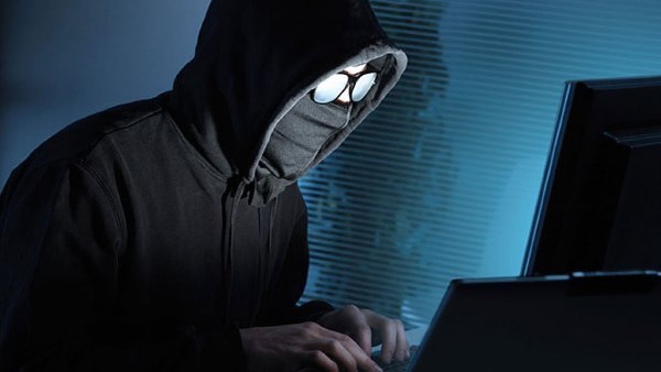 الحبس سنة وغرامة 200 ألف جنيه عقوبة تزوير المواقع والحسابات الخاصة والبريد الإلكتروني