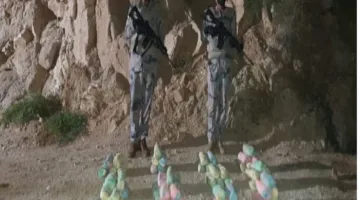 الحدود في جازان تضبط مخالفين أثناء محاولتهما تهريب 40 كيلوغرامًا من القات