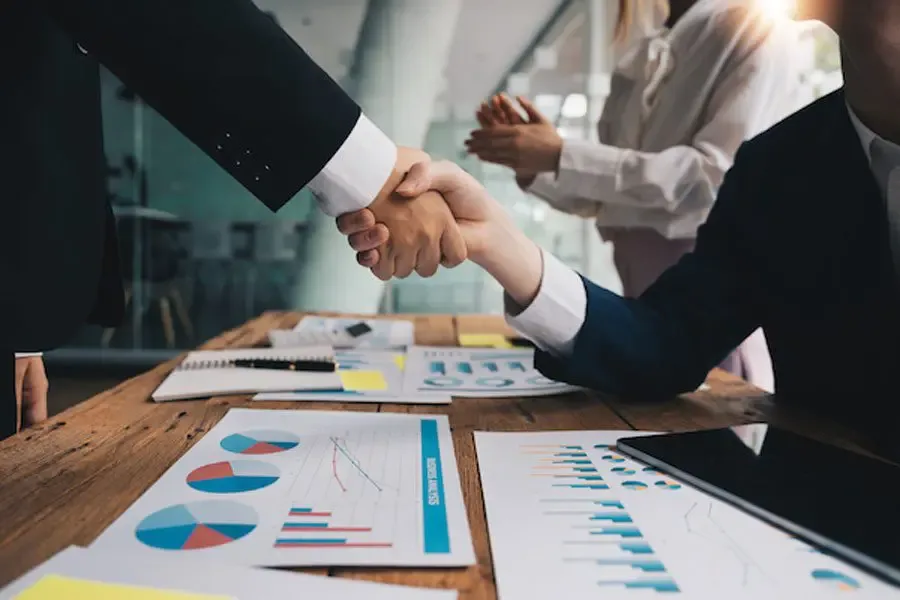 الحرب التجارية تُبطئ سوق الصفقات العالمية وتفتح أبواب الفرص في مصر