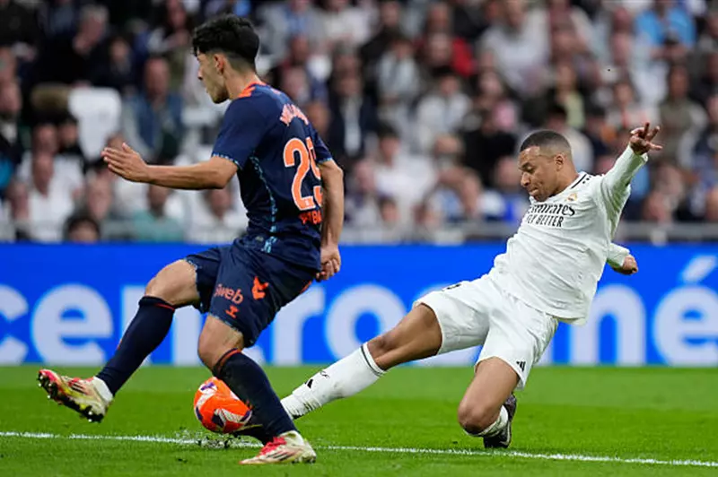 الحسم لن يكون في الكلاسيكو.. ريال مدريد ينجو من فخ سيلتا فيجو بثلاثية بالليجا