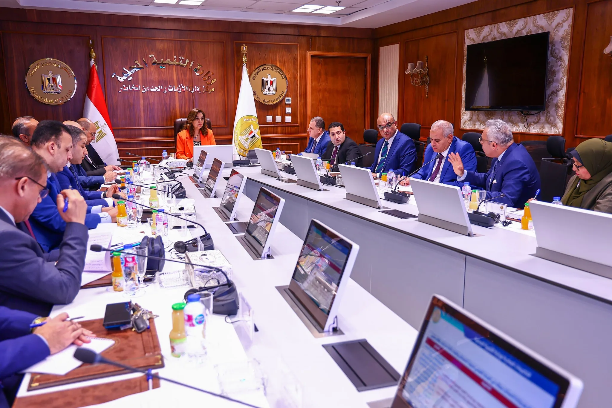الحكومة تبحث في اقتراح لتقليص المدة الزمنية اللازمة للحصول على موافقات المحلات العامة. الحكومة تبحث في اقتراح لتقليص المدة الزمنية اللازمة للحصول على موافقات المحلات العامة.