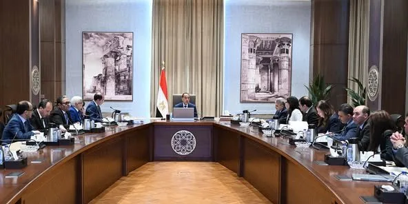 الحكومة تقدم مجموعة من الاقتراحات الهادفة إلى تقليل مستويات الدين. الحكومة تقدم مجموعة من الاقتراحات الهادفة إلى تقليل مستويات الدين.