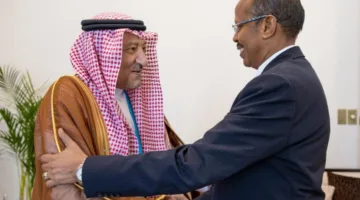 الخريجي ورئيس مفوضية الاتحاد الأفريقي يتناولان تعزيز التعاون الثنائي
