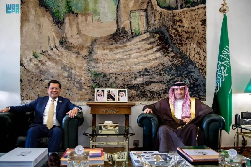الخريجي يودع السفير المكسيكي الخريجي يودع السفير المكسيكي
