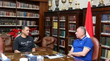 الخطيب يثني على قمصان ويمنحه تكريمًا تقديرًا لإنجازاته مع الأهلي