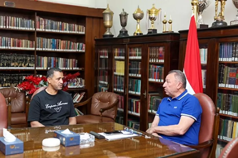 الخطيب يثني على قمصان ويمنحه تكريمًا تقديرًا لإنجازاته مع الأهلي الخطيب يثني على قمصان ويمنحه تكريمًا تقديرًا لإنجازاته مع الأهلي
