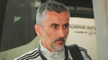 الخطيب يسعى لإقناع خوسيه ريفيرو بالإبقاء على النحاس وشوقي ضمن طاقم الأهلي.