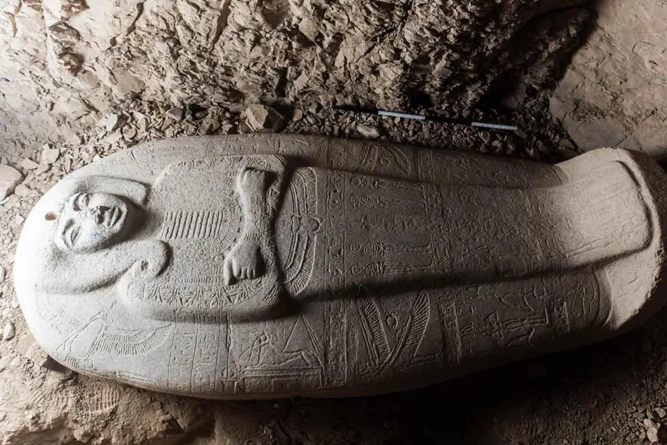 الداخلية تعثر على تابوت أثري مع شخصين في سوهاج الداخلية تعثر على تابوت أثري مع شخصين في سوهاج