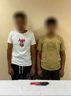 الداخلية تفضح ملابسات اعتداء باستخدام صاعق كهربائي على الطالبات أمام مدرسة في الفيوم وتلقي القبض على الجناة. الداخلية تفضح ملابسات اعتداء باستخدام صاعق كهربائي على الطالبات أمام مدرسة في الفيوم وتلقي القبض على الجناة.