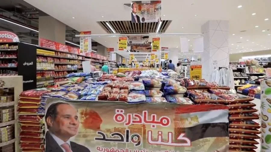 الداخلية تواصل أنشطة المرحلة السادسة والعشرين من مبادرة “كلنا واحد” لتقديم السلع بأسعار مخفضة. الداخلية تواصل أنشطة المرحلة السادسة والعشرين من مبادرة “كلنا واحد” لتقديم السلع بأسعار مخفضة.