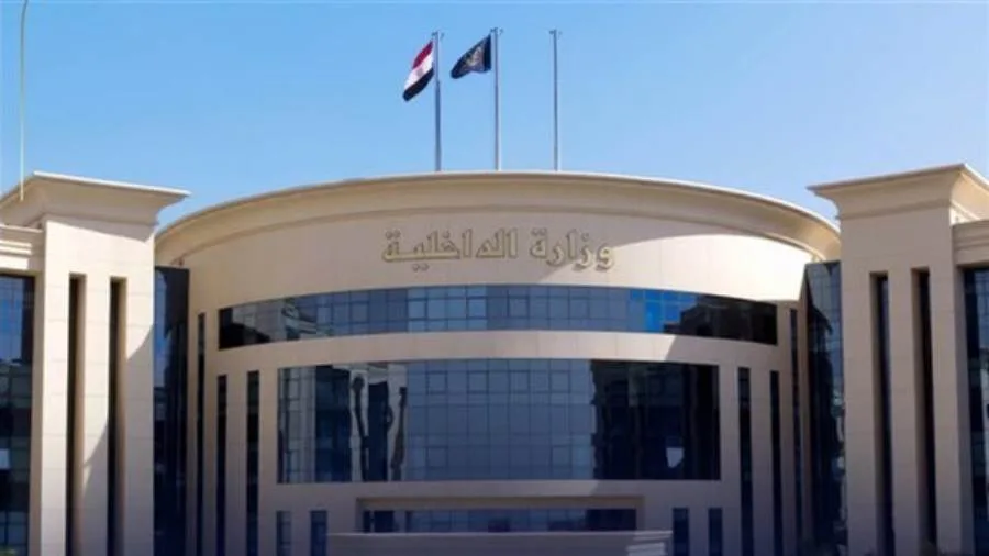 الداخلية توضح ملابسات ادعاء شخص بشأن إخفاء رجال الشرطة تحقيقات قضية معينة. الداخلية توضح ملابسات ادعاء شخص بشأن إخفاء رجال الشرطة تحقيقات قضية معينة.