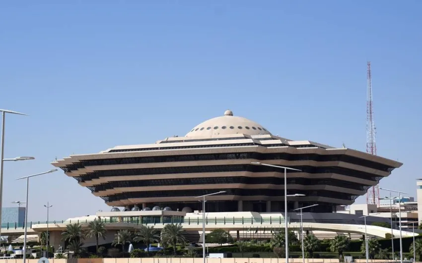 الداخلية: فرض غرامة تصل إلى 100,000 ريال على من ينقل حاملي تأشيرات الزيارة أو يحاول نقلهم إلى مكة والمشاعر المقدسة الداخلية: فرض غرامة تصل إلى 100,000 ريال على من ينقل حاملي تأشيرات الزيارة أو يحاول نقلهم إلى مكة والمشاعر المقدسة