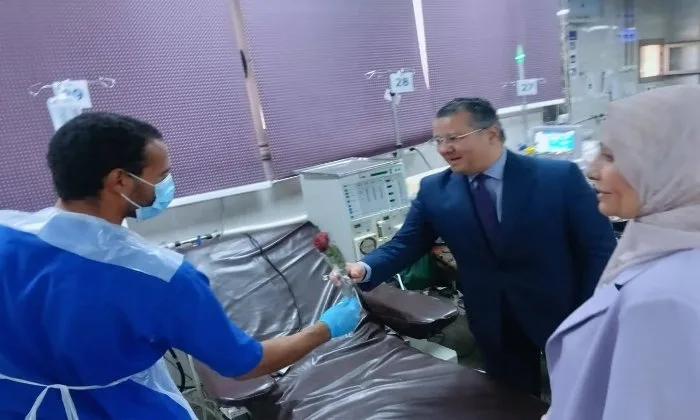الدخاخني يهدي الزهور لفرق التمريض بمستشفيات جامعة بنها احتفالًا باليوم العالمي للتمريض.