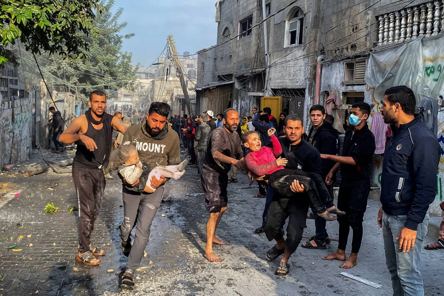 الدفاع المدني في غزة يطالب بالتدخل الدولي لحماية خدمات الإسعاف في رفح الدفاع المدني في غزة يطالب بالتدخل الدولي لحماية خدمات الإسعاف في رفح
