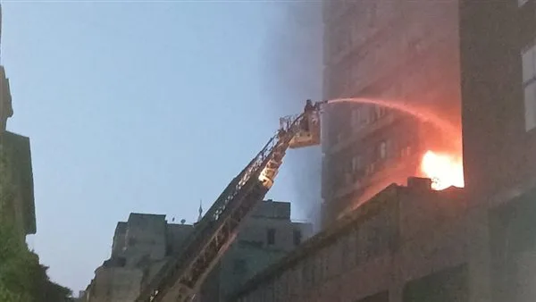 الدفع بخزان مياه وفصل التيار الكهربائي عن بنك شهير للسيطرة على حريق بمحيط وسط البلد