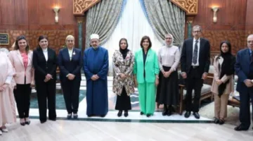 الدكتور أحمد الطيب والمستشارة أمل عمار يناقشان سبل تعزيز دور المرأة