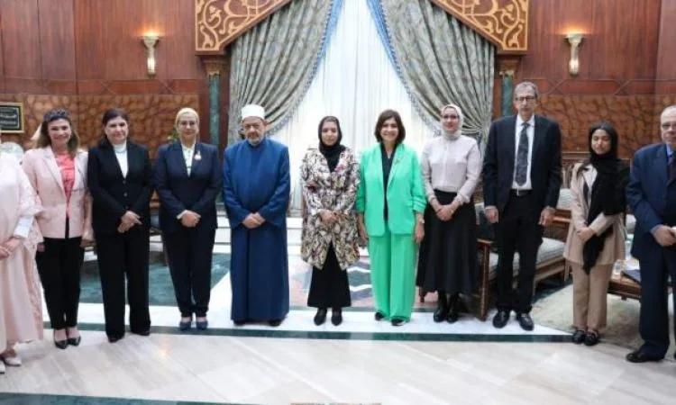 الدكتور أحمد الطيب والمستشارة أمل عمار يناقشان سبل تعزيز دور المرأة الدكتور أحمد الطيب والمستشارة أمل عمار يناقشان سبل تعزيز دور المرأة