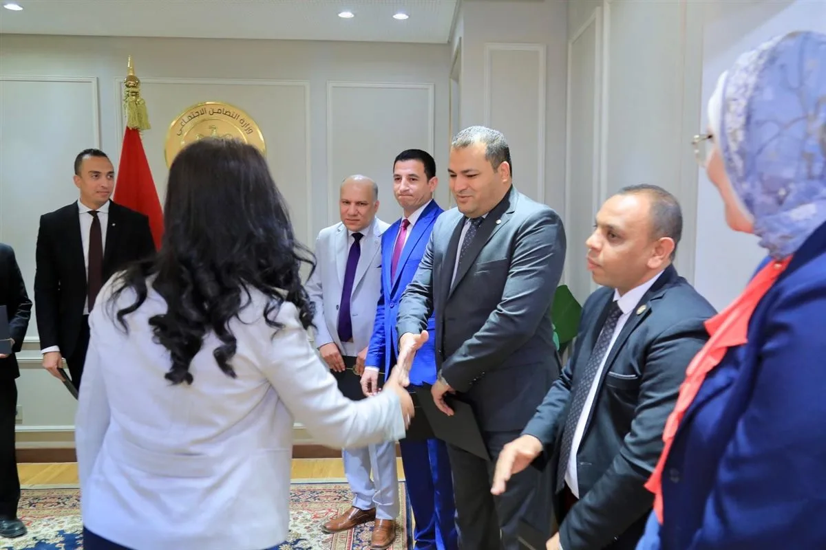 الدكتورة مايا مرسي تكرم اللجنة العليا للتشريعات بوزارة التضامن