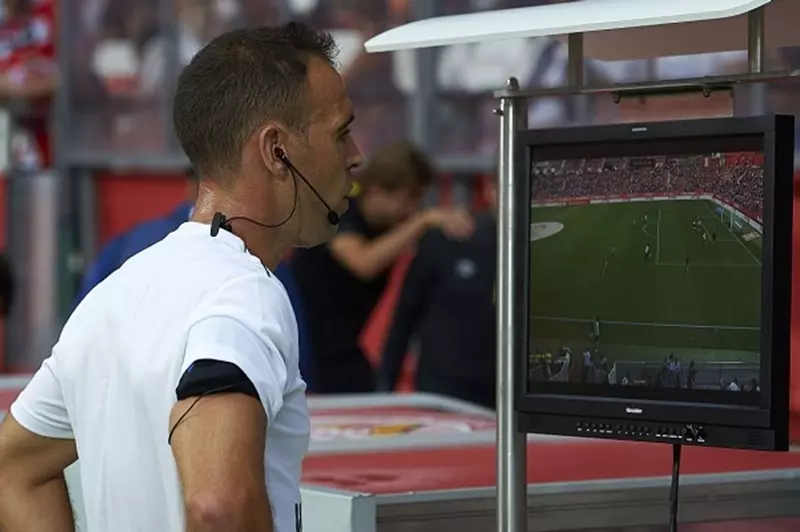 الدوري الألماني.. الكشف عن قرارات “VAR” للجماهير اعتباراً من الموسم القادم الدوري الألماني.. الكشف عن قرارات “VAR” للجماهير اعتباراً من الموسم القادم