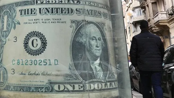 الدولار يتراجع 1.07 جنيه خلال شهر في البنك المركزي