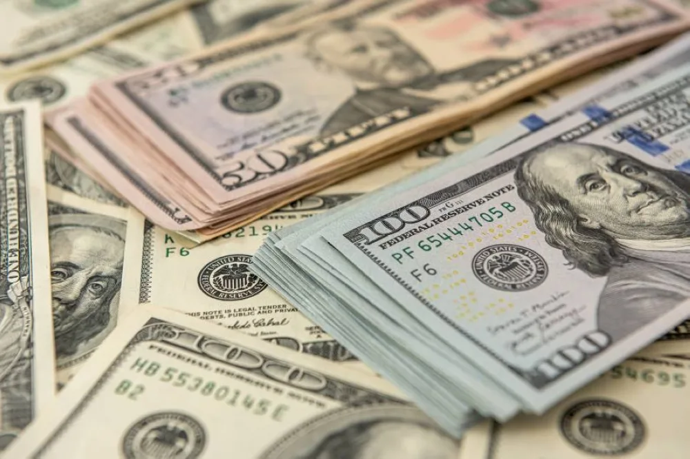الدولار يتمسك بمكاسبه واليوان يسجل ارتفاعاً بعد اتفاق التجارة بين الولايات المتحدة والصين الدولار يتمسك بمكاسبه واليوان يسجل ارتفاعاً بعد اتفاق التجارة بين الولايات المتحدة والصين