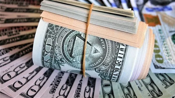 الدولار يحتفظ بقوته بعد قرار تثبيت الفائدة من بنك الاحتياطي الفيدرالي الأمريكي