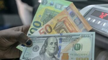 الدولار يرتفع وسط مؤشرات تهدئة الحرب التجارية بين واشنطن وبكين
