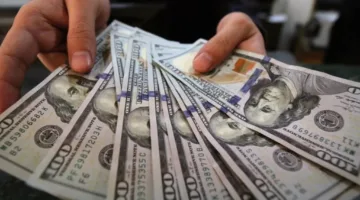 الدولار يسجل انخفاضاً تحت الـ50 ليصل إلى 49.98 جنيه للمرة الأولى منذ نصف عام