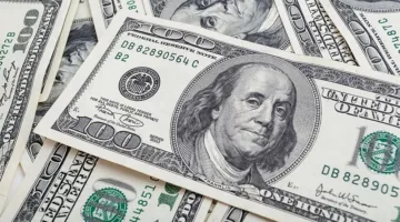 الدولار ينخفض مع استيعاب الأسواق لخفض التصنيف الائتماني للولايات المتحدة