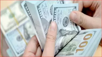 الدولار يهبط إلى أدنى نقطة له خلال أسبوعين مقابل العملات الرئيسية