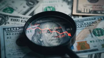 الدولار يواجه تراجعًا بعد أربع أسابيع من المكاسب بفعل الضغوط المالية في الولايات المتحدة