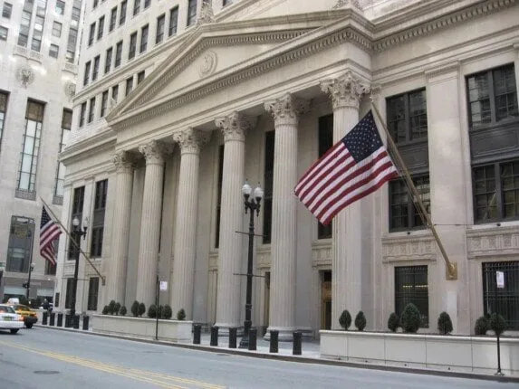 الذهب يتراجع عالميا مع ترقب لبيانات «الفيدرالي الأمريكي» بشأن سعر الفائدة
