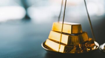 الذهب ينخفض لأدنى مستوى في أسبوعين مع انحسار مخاوف الحرب التجارية