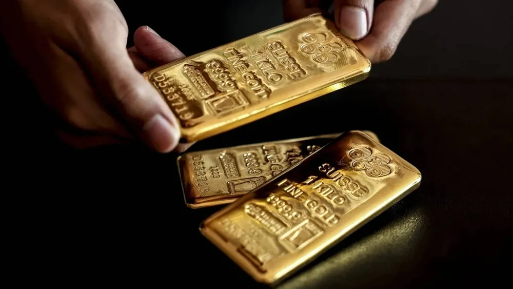 الذهبُ يهبط أكثر من واحد في المائة بعد الإعلان عن اتفاق تجاري بين أمريكا وبريطانيا