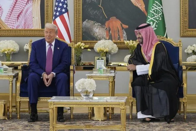 الرئيس الأمريكي يصل إلى قصر اليمامة لإجراء محادثات مع ولي العهد السعودي الرئيس الأمريكي يصل إلى قصر اليمامة لإجراء محادثات مع ولي العهد السعودي