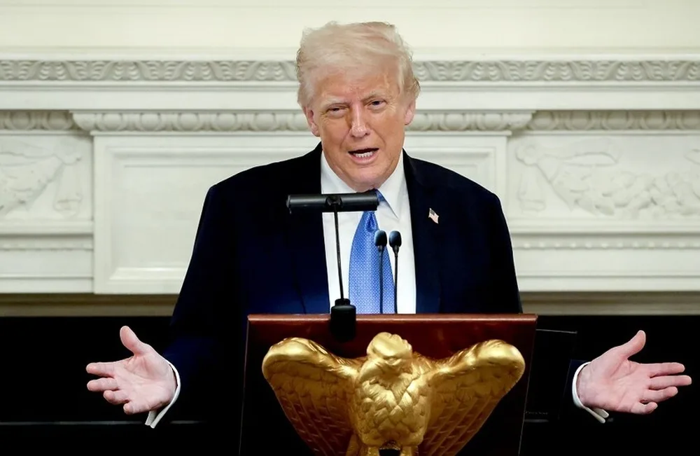 الرئيس الأمريكي يعلن عن نظام دفاعي جديد يُعرف بـ “الدرع الذهبي” الرئيس الأمريكي يعلن عن نظام دفاعي جديد يُعرف بـ “الدرع الذهبي”