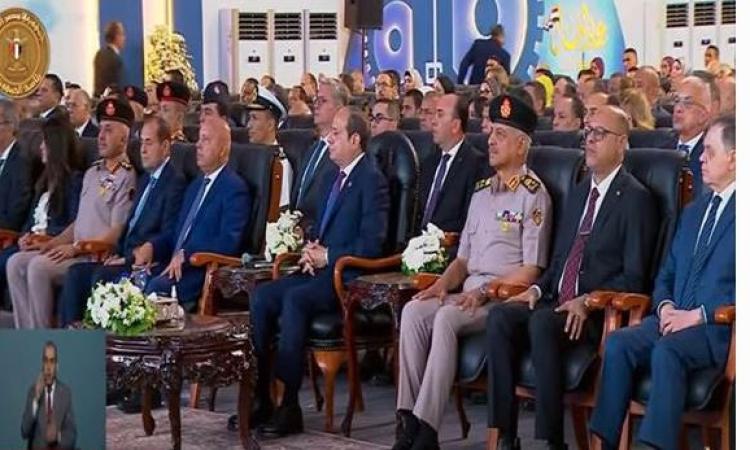 الرئيس السيسى يشاهد فيلما تسجيليا عن دعم عمال مصر